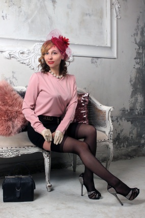 优雅气质俄罗斯黑丝美女图片